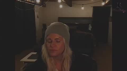 honeybuhnny online show from April 21, 9:05 am