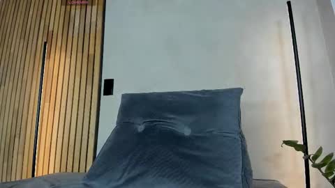 Sofia independent model online show from November 22, 11:35 am