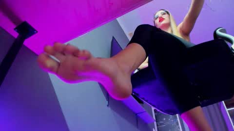 hooot_blonde777 online show from October 3, 11:54 pm