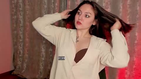 Snapshot of hoot_owl_cb chatting on December 12, 10:20 pm Karina online show from December 12, 10:20 pm