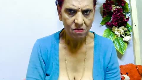 hot queen online show from June 25, 5:12 am