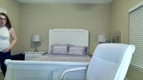 Maggie online show from November 30, 1:54 am