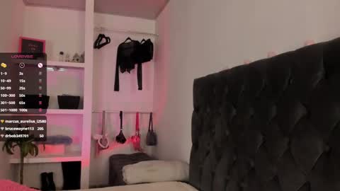 Snapshot of iamjulietaa chatting on February 14, 1:45 am online show from February 14, 1:45 am