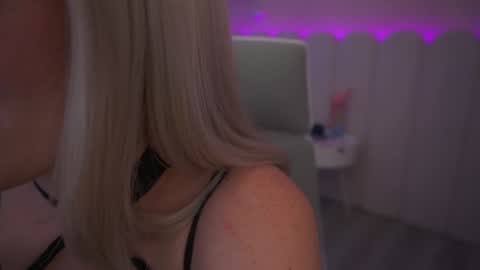 ice_kitty online show from December 11, 4:28 am