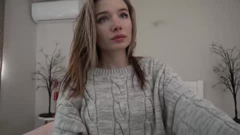 Snapshot of icedanielles chatting on February 9, 8:33 am Danielle online show from February 9, 8:33 am