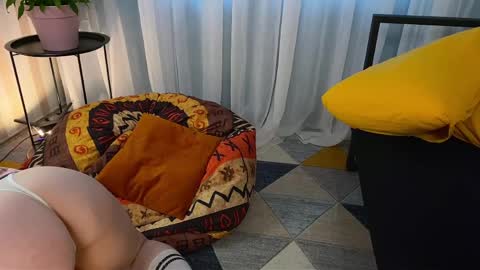 Emmy  help me reach 100 thumbs up online show from June 1, 11:45 am