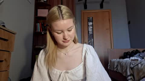 ShyLuna online show from April 3, 6:22 am