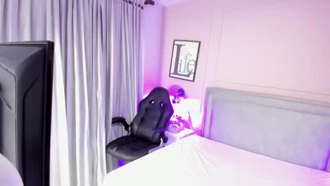 Snapshot of iliy_ chatting on December 28, 10:47 am ILY   online show from December 28, 10:47 am