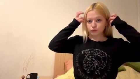 Lola online show from April 8, 4:20 pm