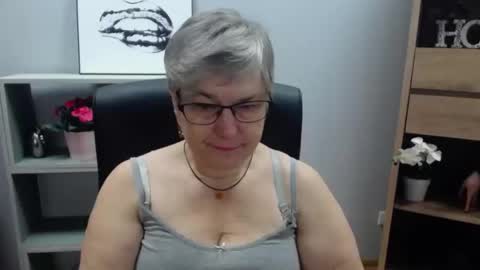Snapshot of iris_xdesire chatting on January 17, 6:36 am I R I S online show from January 17, 6:36 am