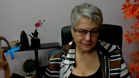 Snapshot of iris_xdesire chatting on December 18, 7:26 am I R I S online show from December 18, 7:26 am