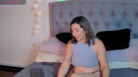 Snapshot of isabella_lt chatting on October 10, 12:32 pm online show from October 10, 12:32 pm