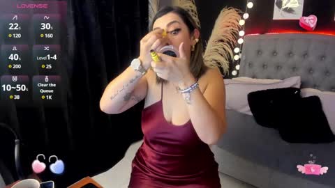 Snapshot of isabella_lt chatting on March 10, 11:23 am online show from March 10, 11:23 am