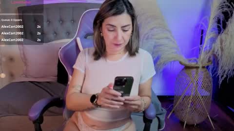 Snapshot of isabella_lt chatting on September 12, 2:02 pm online show from September 12, 2:02 pm