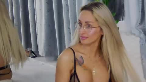 IsabelleEthan online show from November 22, 6:05 am