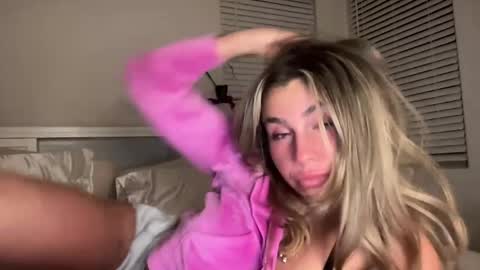 Snapshot of isabellekinsley chatting on December 12, 5:31 am isabellekinsley online show from December 12, 5:31 am