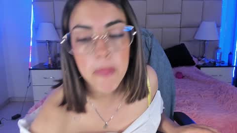 Snapshot of isis_loveyes_ chatting on December 6, 9:34 pm Pauli online show from December 6, 9:34 pm