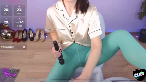 Snapshot of izzy_cam chatting on January 23, 5:35 am Queen of nylon Victoria online show from January 23, 5:35 am