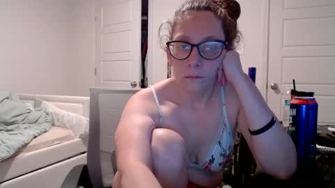 Snapshot of izzynoela chatting on September 21, 2:43 am izzynoela online show from September 21, 2:43 am