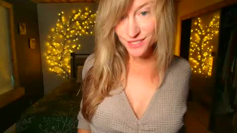 jadeamaryllis_ online show from March 15, 1:13 pm