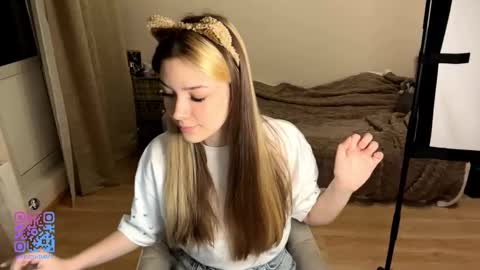 Hey EveryoneIm Kimi  Glad to see you in my room We almost hit 10 Thumb up in one day   online show from February 9, 3:03 pm