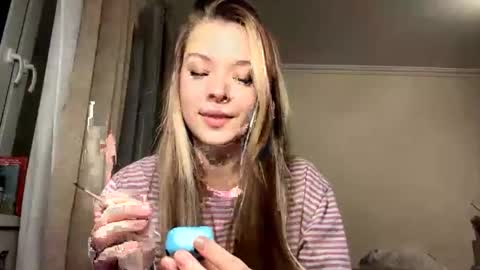 Hey EveryoneIm Kimi  Glad to see you in my room We almost hit 10 Thumb up in one day   online show from January 31, 7:11 pm