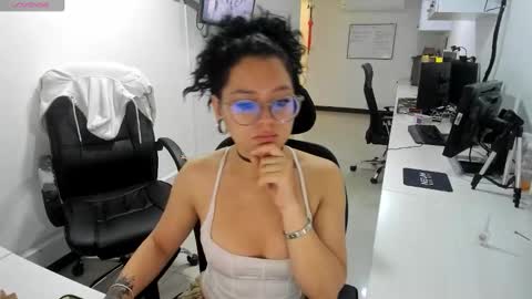 jenn online show from November 17, 4:08 pm