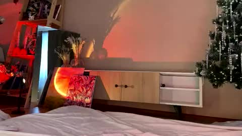 jennies_body online show from January 9, 9:57 am