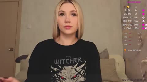 Snapshot of jousimies chatting on October 31, 4:03 am Jane online show from October 31, 4:03 am