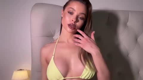 Jennie and Sophia online show from February 3, 3:17 pm