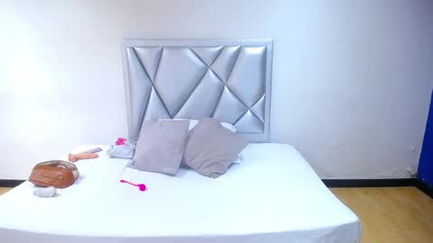 juicy_bignipples18 online show from December 9, 1:24 pm