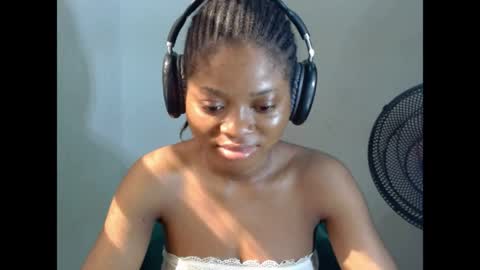 juicynpinkx online show from April 28, 8:29 am