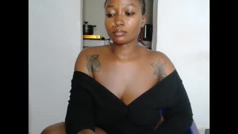 juicyxpink online show from November 18, 11:00 am