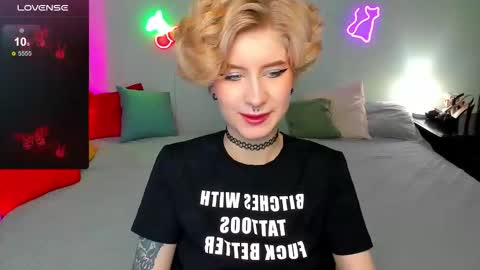 Snapshot of julescrown chatting on October 13, 1:19 am Jules online show from October 13, 1:19 am