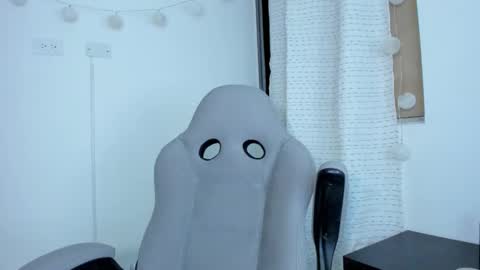 julia_strauns online show from January 2, 5:03 am