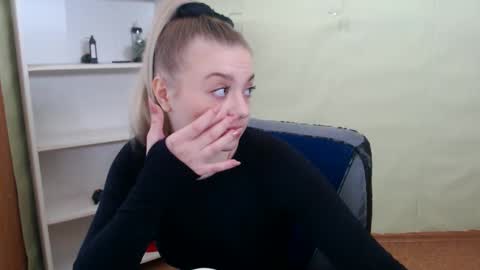 Snapshot of juliacrazy_ chatting on March 9, 5:55 am juliacrazy_ online show from March 9, 5:55 am