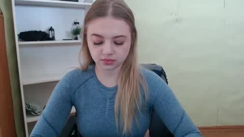 Snapshot of juliacrazy_ chatting on February 8, 6:22 am juliacrazy_ online show from February 8, 6:22 am