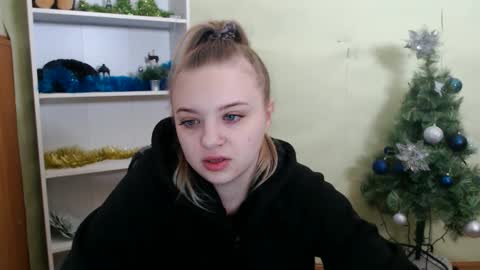 Snapshot of juliacrazy_ chatting on January 25, 6:12 am juliacrazy_ online show from January 25, 6:12 am