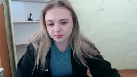 Snapshot of juliacrazy_ chatting on February 22, 6:17 am juliacrazy_ online show from February 22, 6:17 am