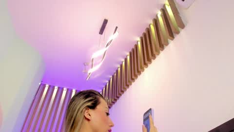 Snapshot of juliasprouse_ chatting on December 19, 2:57 pm Julias online show from December 19, 2:57 pm