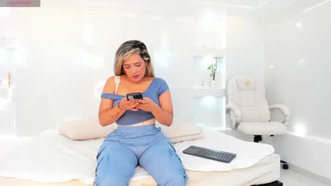 Snapshot of julietha_taylor chatting on December 20, 3:47 am Julietha online show from December 20, 3:47 am