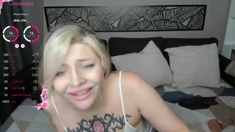 Snapshot of jully_rox chatting on October 9, 2:48 am Jully online show from October 9, 2:48 am