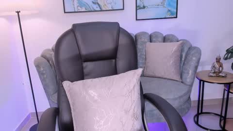 July Adams online show from December 1, 8:40 am