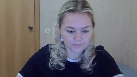 karennelsonx online show from April 7, 9:11 am