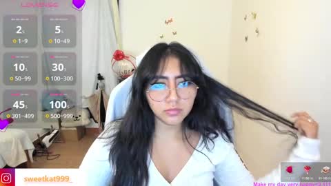 Snapshot of kat_ly_chan chatting on March 9, 3:38 pm Kat       online show from March 9, 3:38 pm