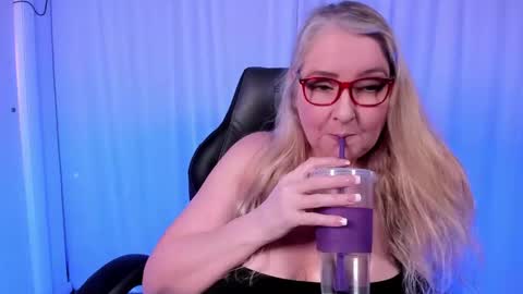 Kat D Sinclair online show from December 17, 6:42 pm