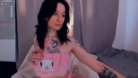 katrina_h0w online show from May 7, 4:06 am