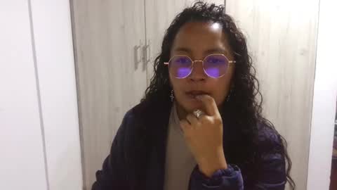  Khawit  online show from March 11, 9:59 pm