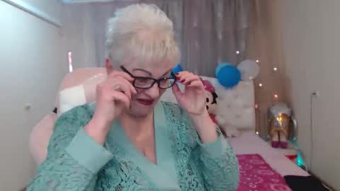 kaylesmoll online show from October 8, 7:07 pm