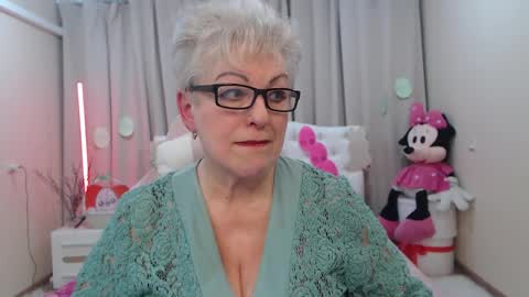 kaylesmoll online show from April 10, 7:09 pm